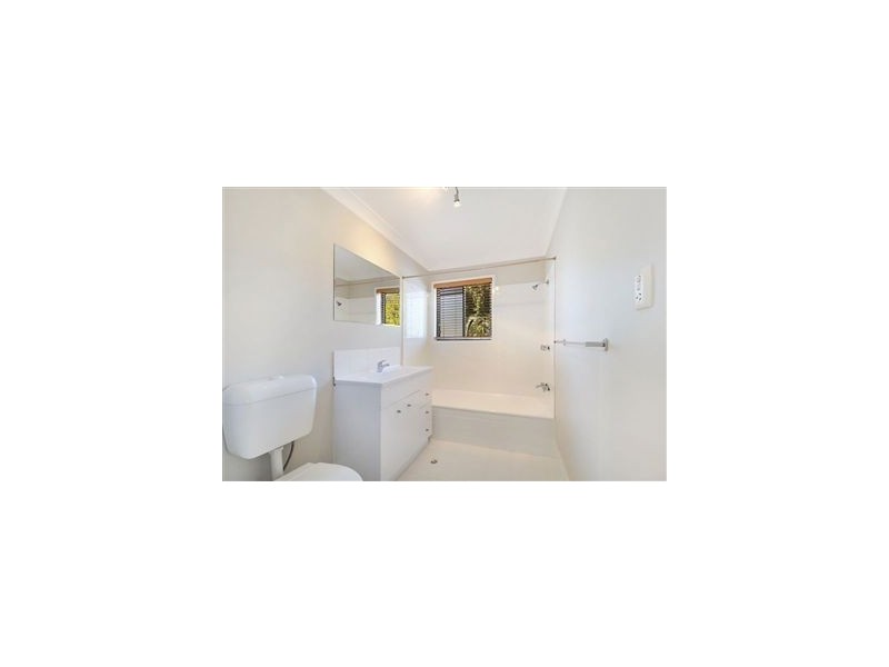 2/168 Whiting Street, Labrador QLD 4215
