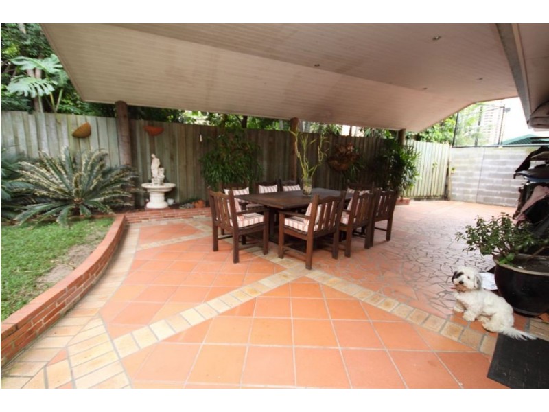 28 Oak Avenue, Surfers Paradise QLD 4217