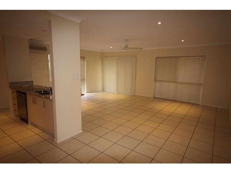2/52 Bayview Street, Runaway Bay QLD 4216