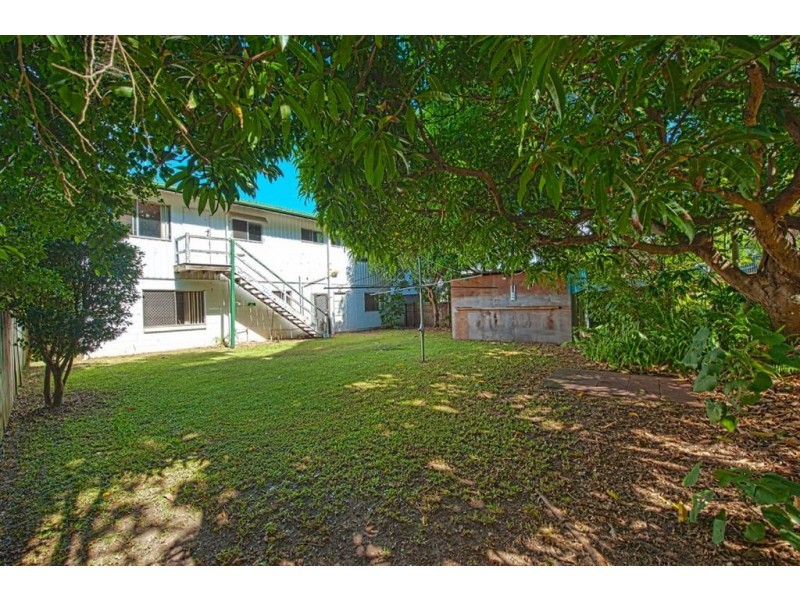 4 Coral Avenue, Labrador QLD 4215