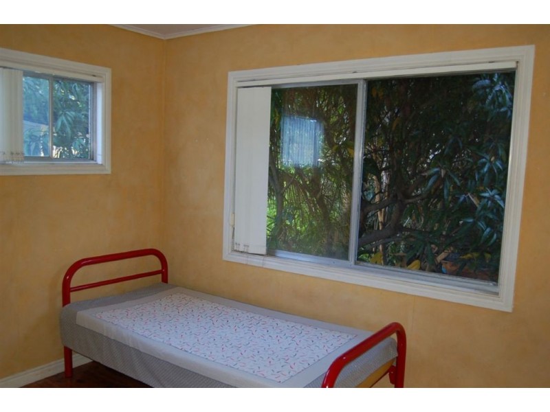 4 Coral Avenue, Labrador QLD 4215