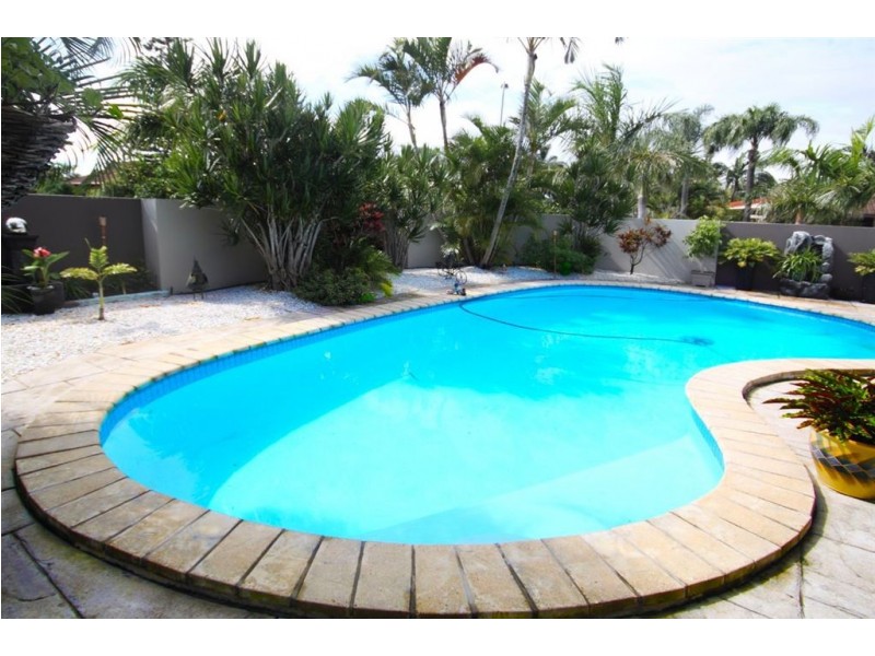 8 Hyacinth Avenue, Runaway Bay QLD 4216