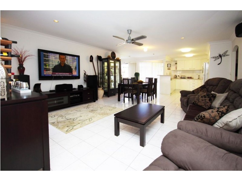 8 Hyacinth Avenue, Runaway Bay QLD 4216