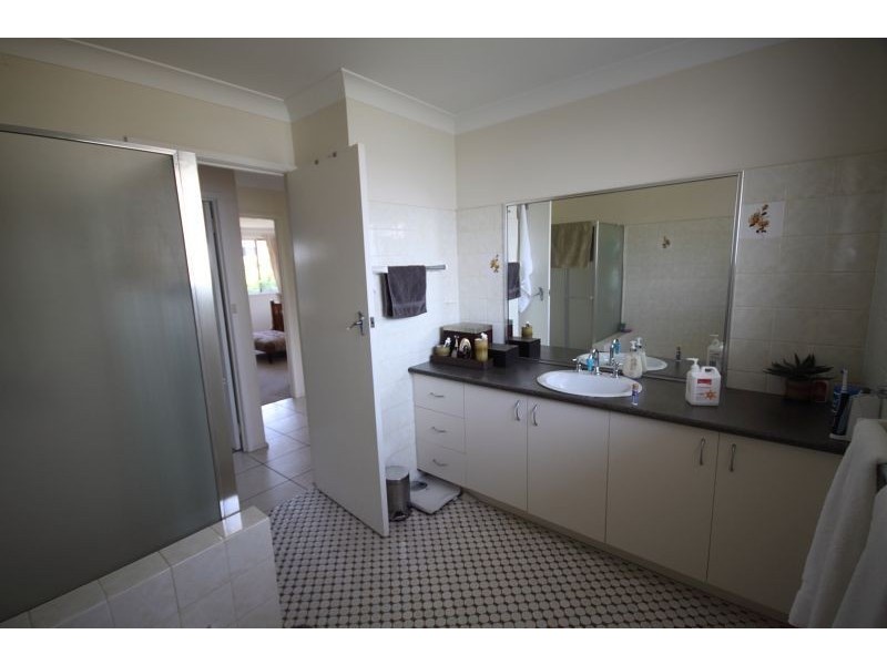 4 Dobell Avenue, Paradise Point QLD 4216