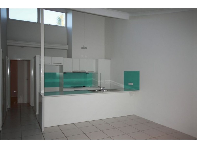 1/81 Olsen Avenue, Labrador QLD 4215