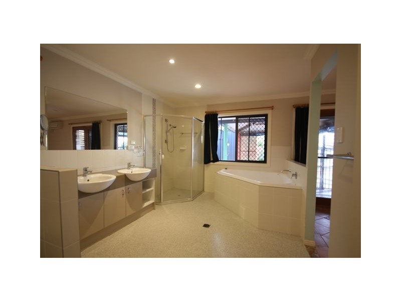 5 Namatjira Street, Paradise Point QLD 4216
