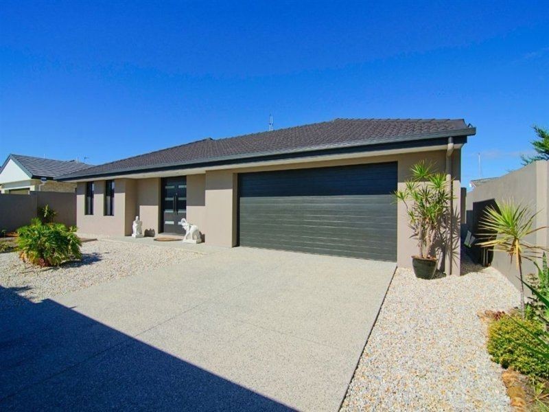 16 Dobell Ave, Paradise Point QLD 4216