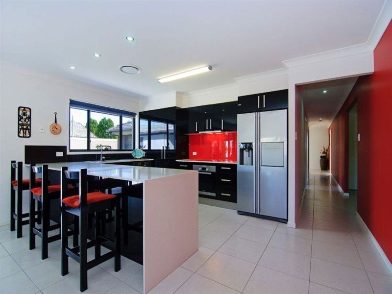 16 Dobell Ave, Paradise Point QLD 4216