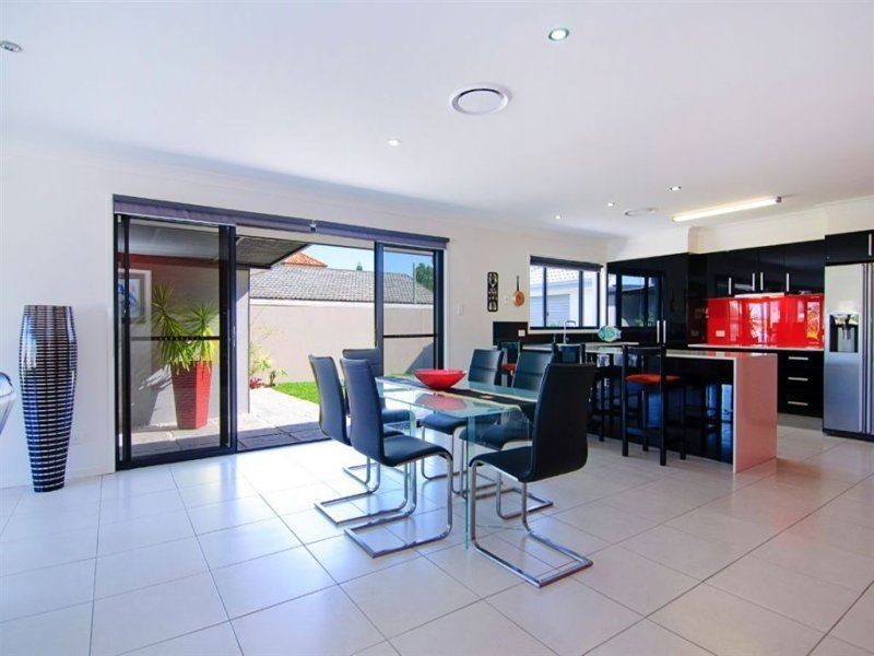16 Dobell Ave, Paradise Point QLD 4216