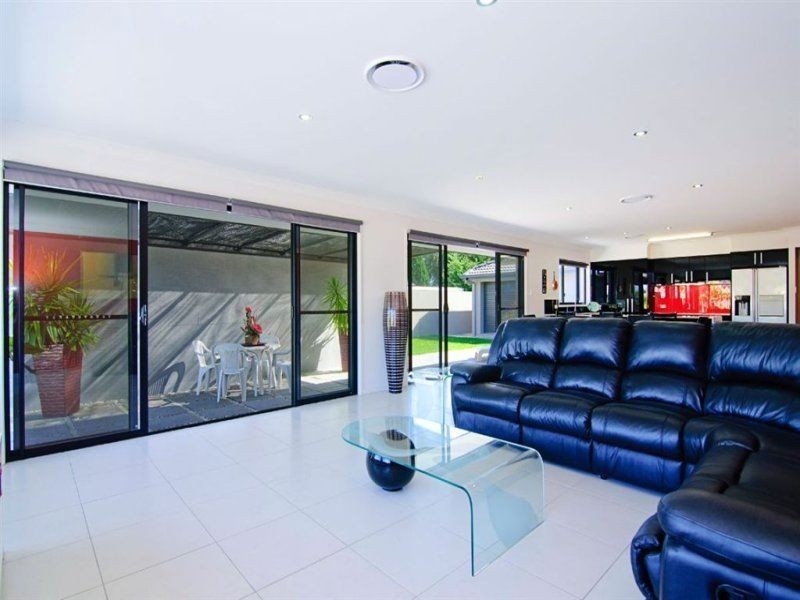 16 Dobell Ave, Paradise Point QLD 4216