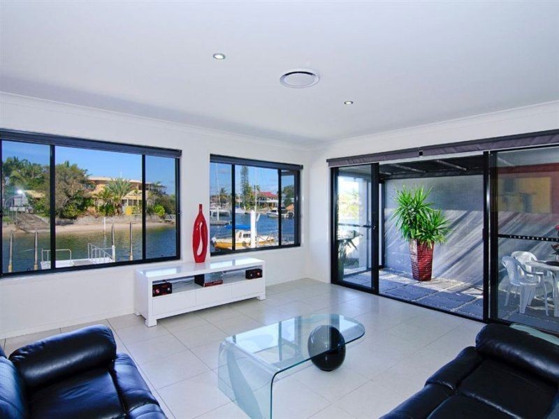 16 Dobell Ave, Paradise Point QLD 4216