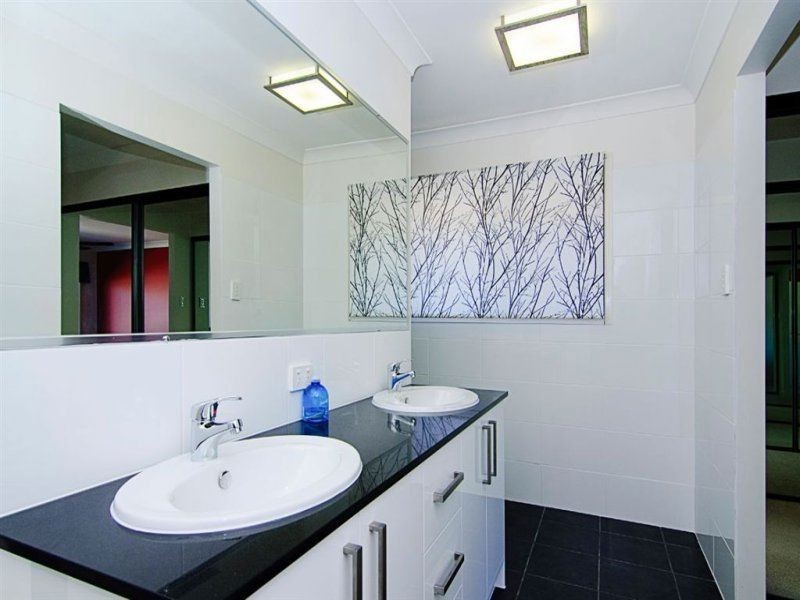 16 Dobell Ave, Paradise Point QLD 4216