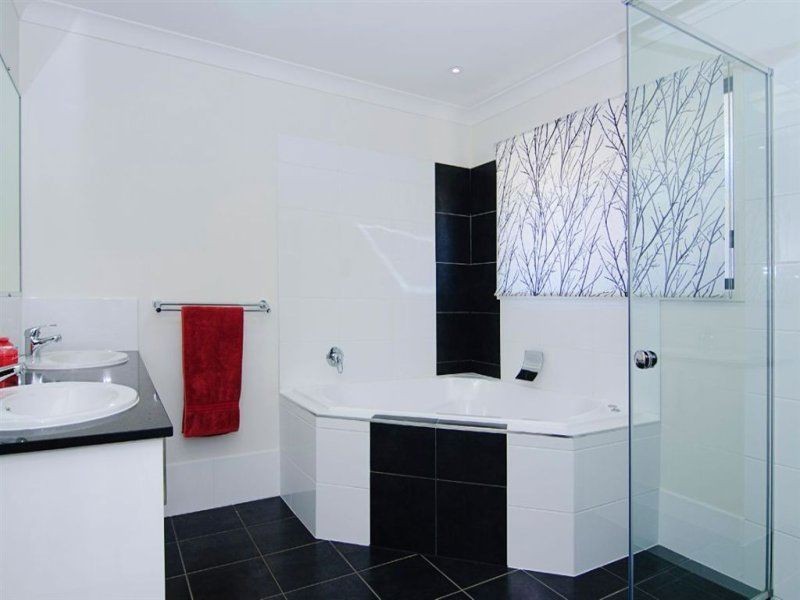 16 Dobell Ave, Paradise Point QLD 4216