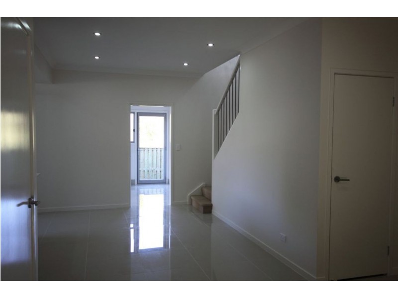 2/9 Maslin Chase, Pacific Pines QLD 4211