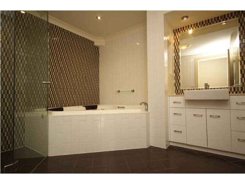 2/54 Markham Avenue, Runaway Bay QLD 4216