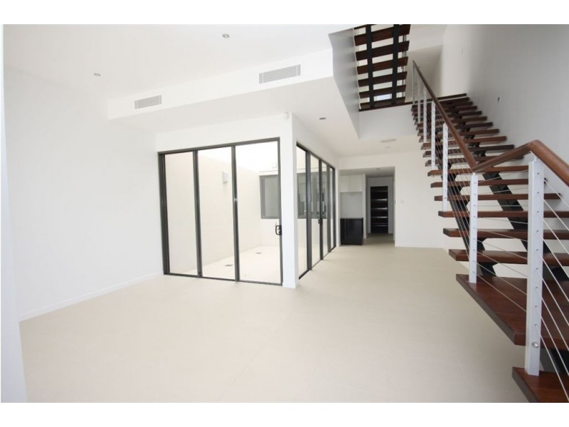 19 River Vista Way, Paradise Point QLD 4216