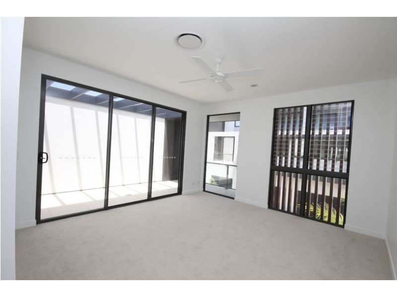 19 River Vista Way, Paradise Point QLD 4216