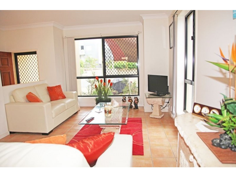 1/10 Bright Avenue, Labrador QLD 4215