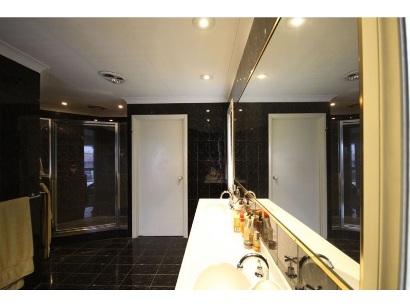 10 Sundance Way, Runaway Bay QLD 4216