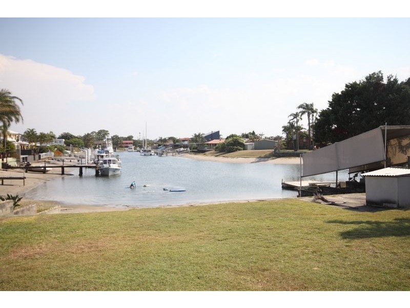 4 Dobell Ave, Paradise Point QLD 4216