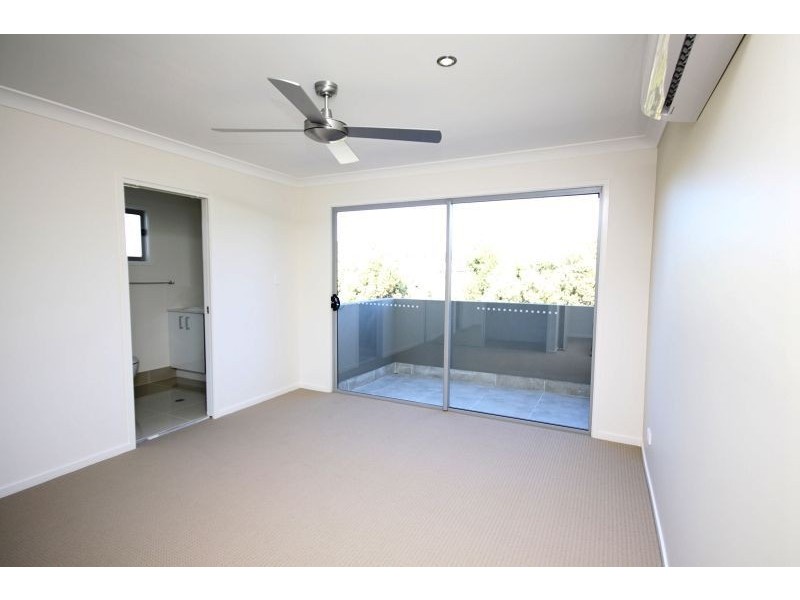 1/9 Maslin Chase, Pacific Pines QLD 4211