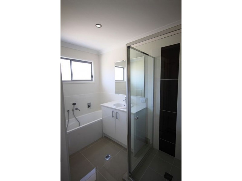 1/9 Maslin Chase, Pacific Pines QLD 4211