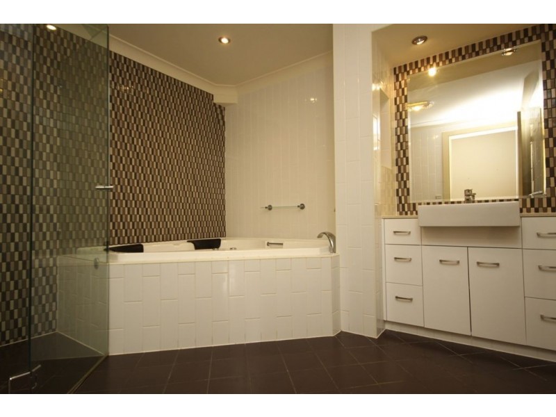 2/54 Markham Avenue, Runaway Bay QLD 4216