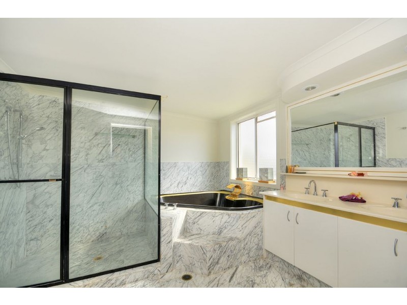 75 Pebble Beach Drive, Runaway Bay QLD 4216