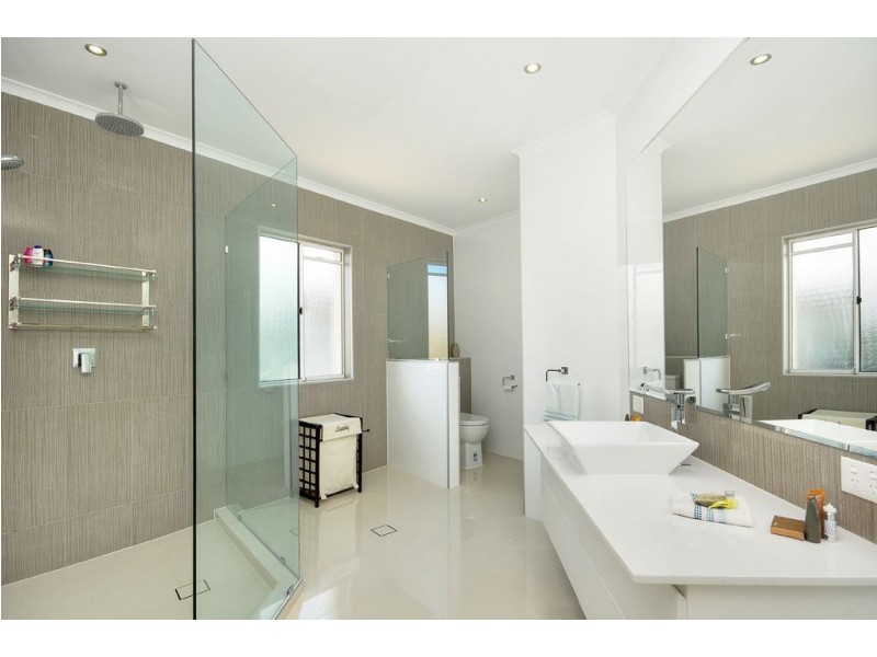 75 Pebble Beach Drive, Runaway Bay QLD 4216