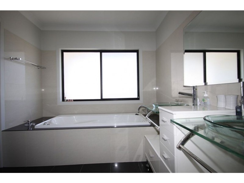 2/40 Bayview Street, Runaway Bay QLD 4216