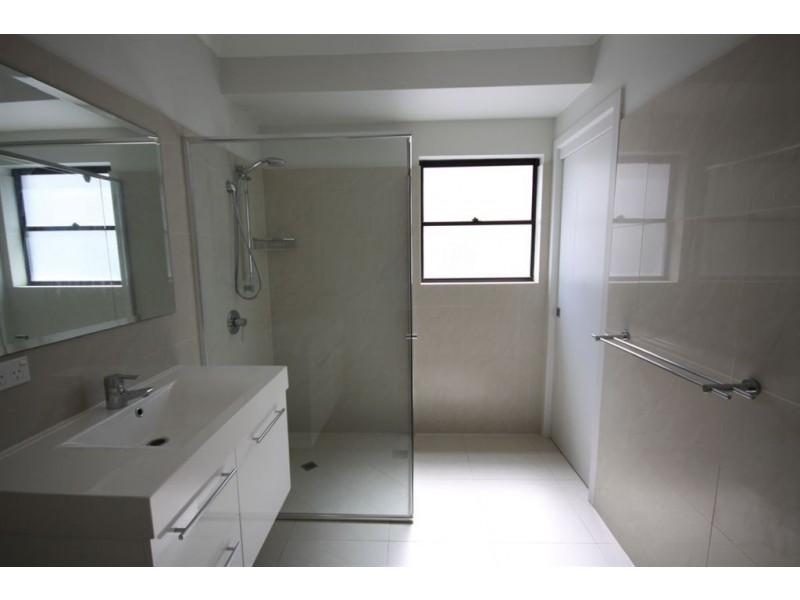 2/40 Bayview Street, Runaway Bay QLD 4216