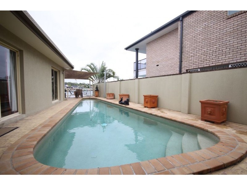 6 Nirvana Court, Runaway Bay QLD 4216