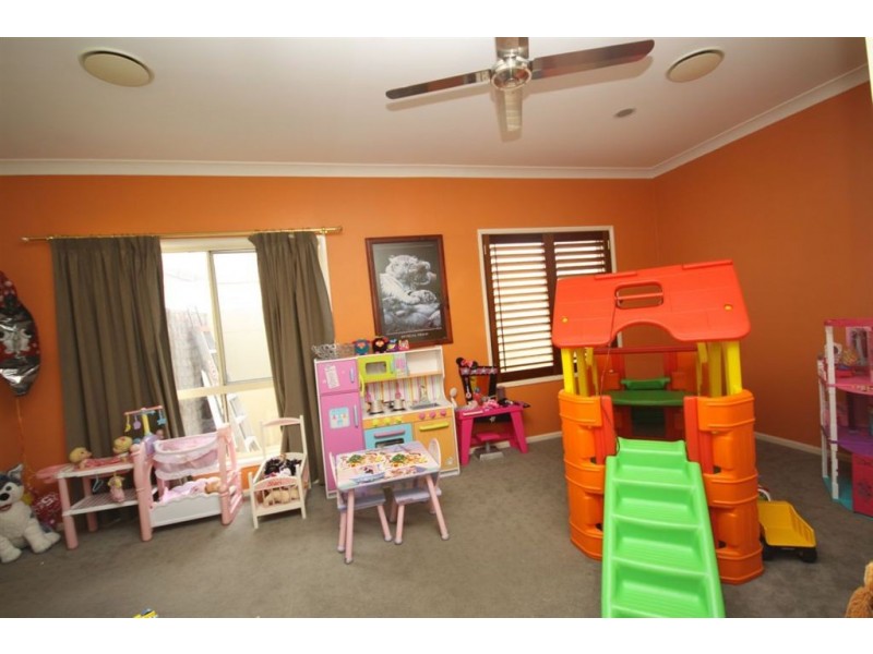 6 Nirvana Court, Runaway Bay QLD 4216