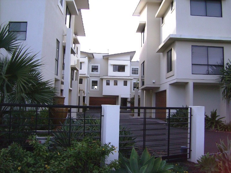 2/85 Bayview Street, Runaway Bay QLD 4216