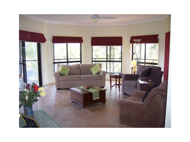 10 Equestrian Crt, Samford QLD 4520