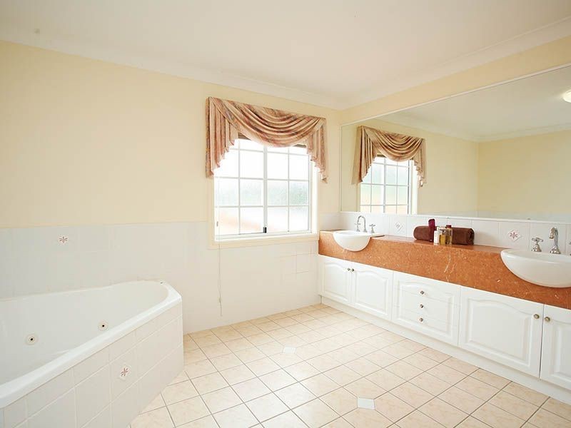 18 Showgrounds Drive, Samford QLD 4520