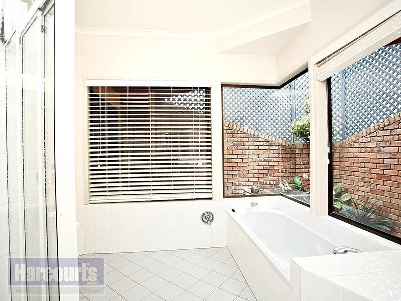 5 Lamorna Court, Ferny Hills QLD 4055