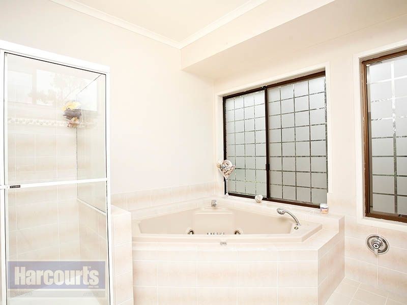 5 Lamorna Court, Ferny Hills QLD 4055