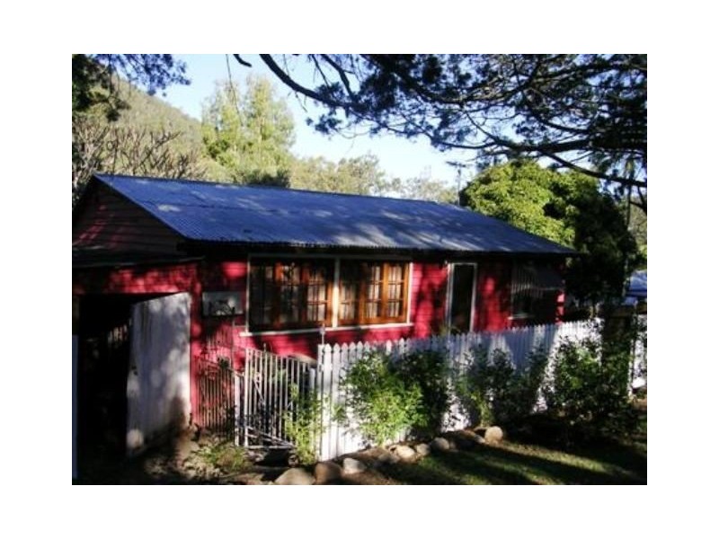 9 Edward Street, Somerset Dam QLD 4312