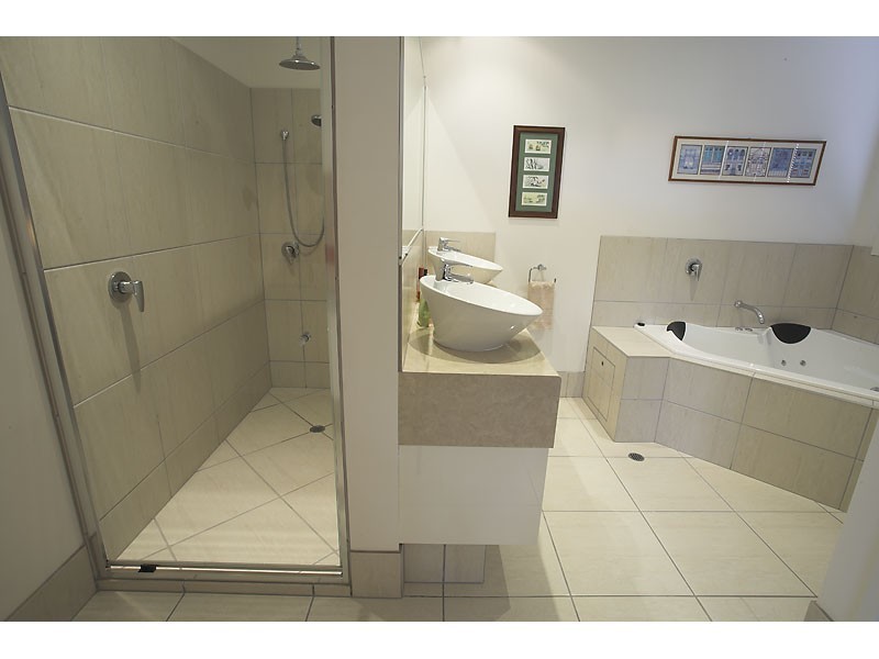 16 Tarawa Street, Kawana Island QLD 4575