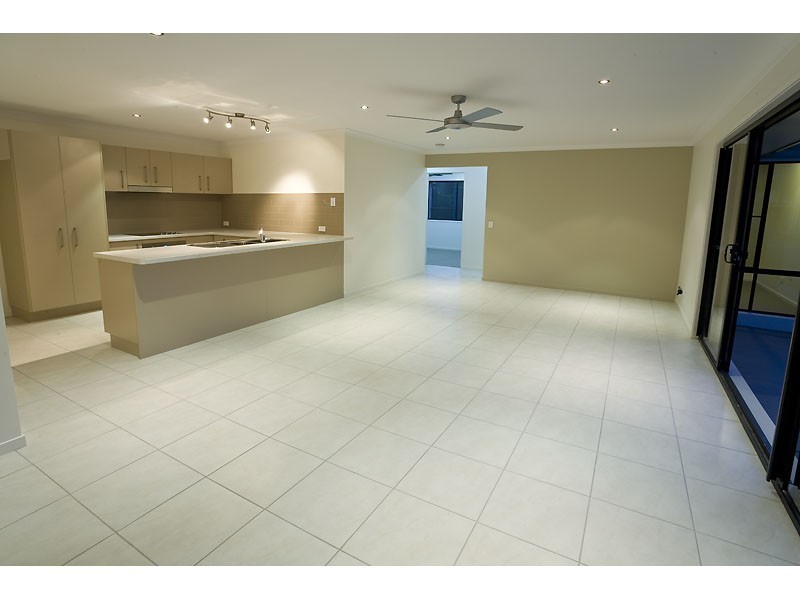 1/126 Grand Parade, Kawana Island QLD 4575