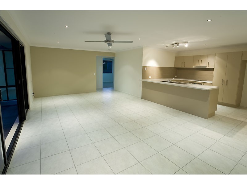 2/126 Grand Parade, Kawana Island QLD 4575