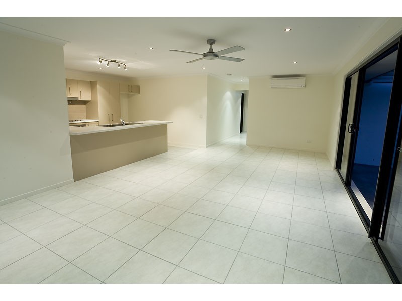 2/126 Grand Parade, Kawana Island QLD 4575