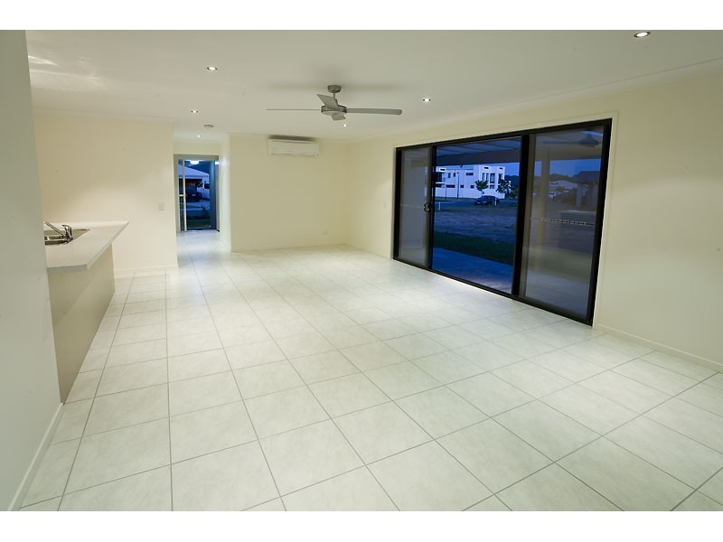 2/126 Grand Parade, Kawana Island QLD 4575