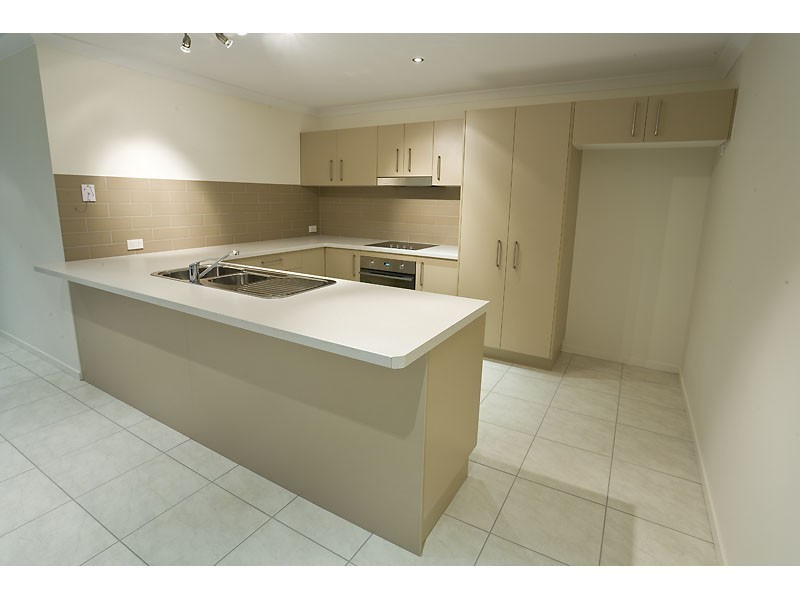 2/126 Grand Parade, Kawana Island QLD 4575