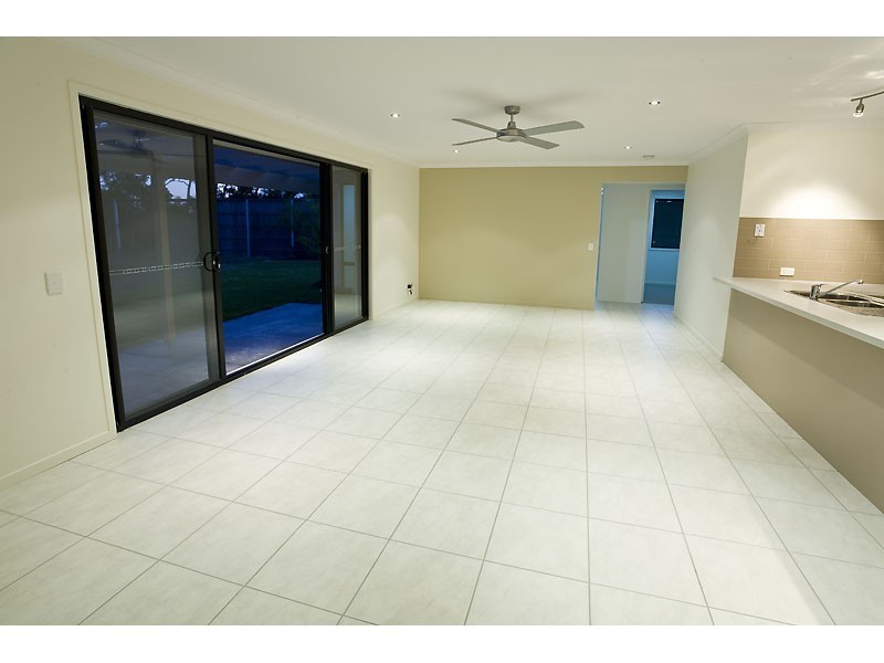 2/126 Grand Parade, Kawana Island QLD 4575