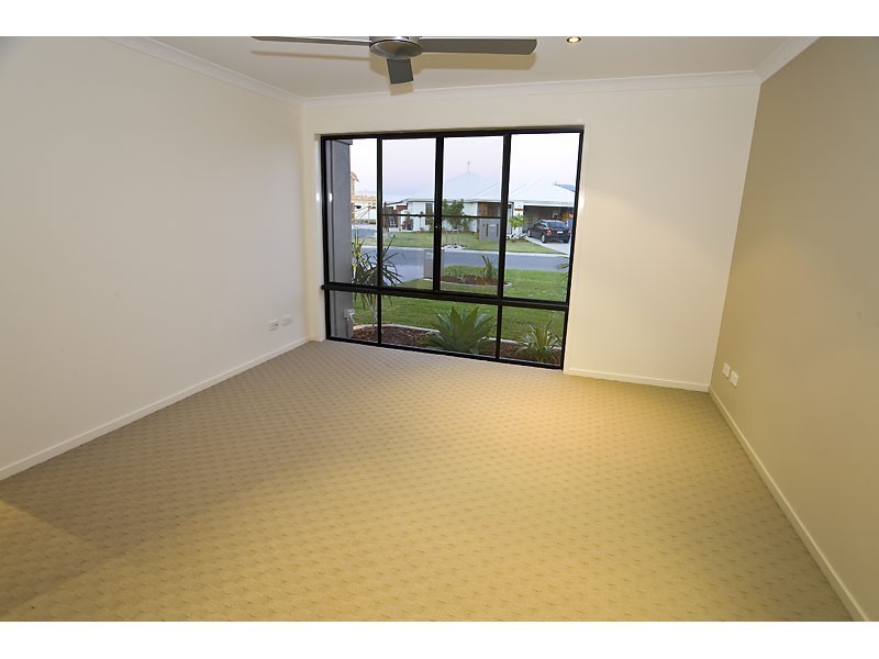 2/126 Grand Parade, Kawana Island QLD 4575