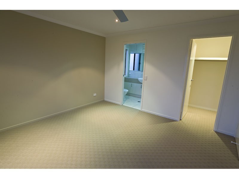 2/126 Grand Parade, Kawana Island QLD 4575