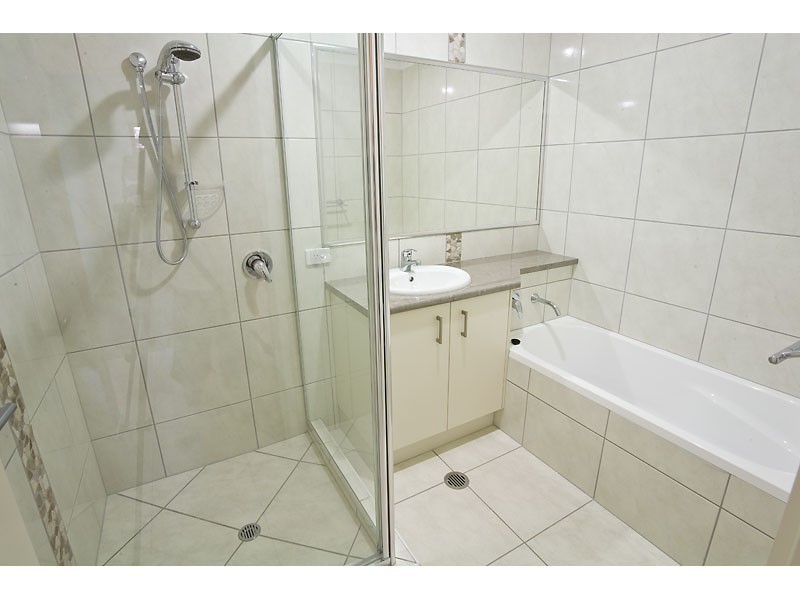 2/126 Grand Parade, Kawana Island QLD 4575