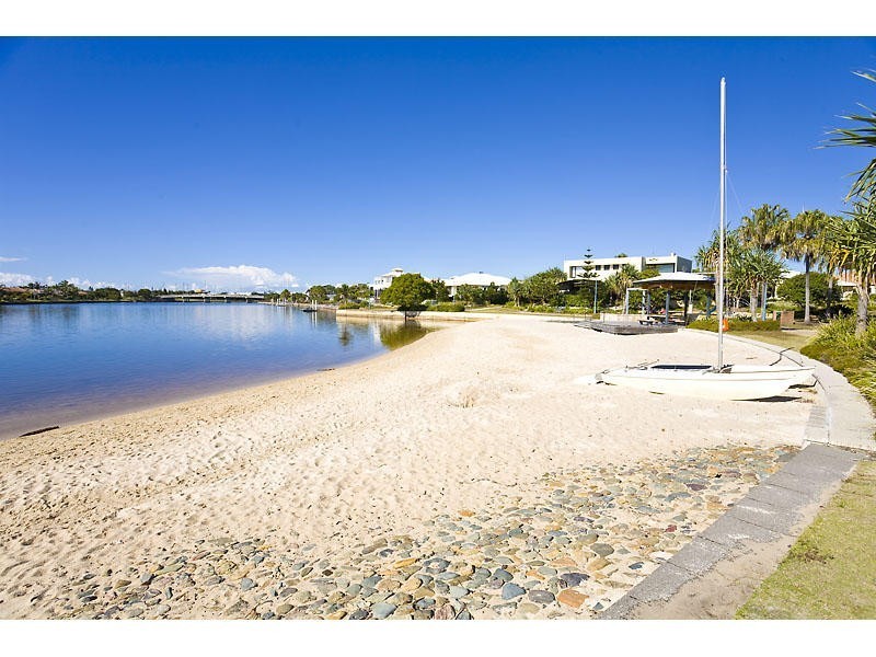 12 Maldives Place, Kawana Island QLD 4575